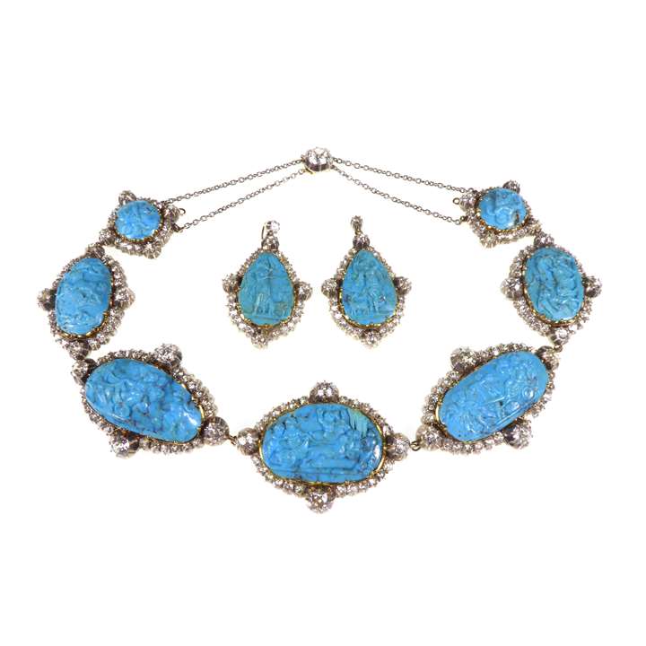 Cluster necklace and pair of earrings en suite